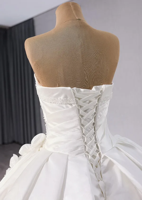 Schlicht Weiß Perlenstickerei Pailletten Satin Brautkleider / Hochzeitskleider 2024 Ballkleid Bandeau Ärmellos Rückenfreies Königliche Schleppe Hochzeit