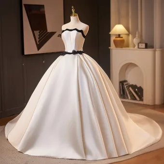 Élégant Blanche Satin Noeud Robe De Mariée 2025 Robe Boule Bustier Sans Manches Dos Nu Train De Balayage Mariage