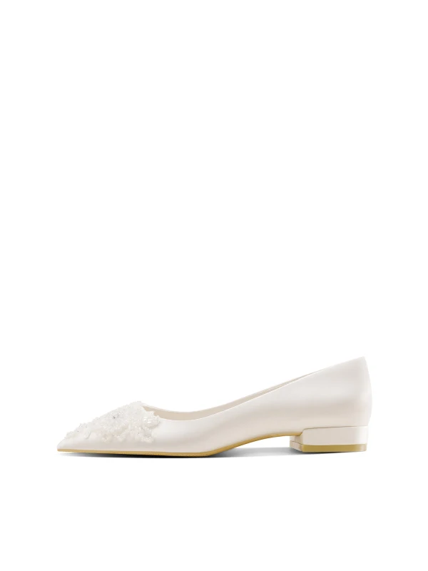 Elegant White Beading Satin Low Heel Wedding Shoes 2024 Pointed Toe Wedding Pumps