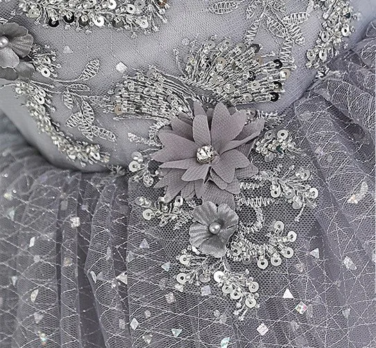 Charmant Gris Perlage Paillettes Appliques Anniversaire Robe De Fête 2024 Robe Boule Encolure Carrée Manches Courtes Dos Nu Courte Robe De Ceremonie