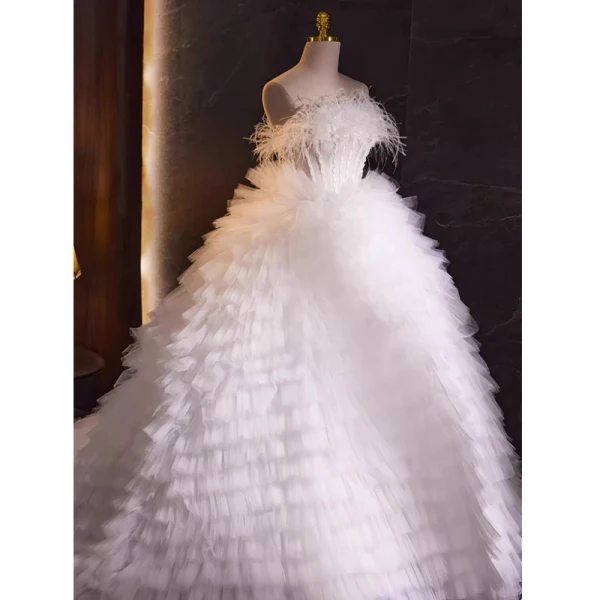 Fashion White Tassel Cascading Ruffles Wedding Dresses 2023 Ball Gown Strapless Pearl Sleeveless Backless Court Train Wedding