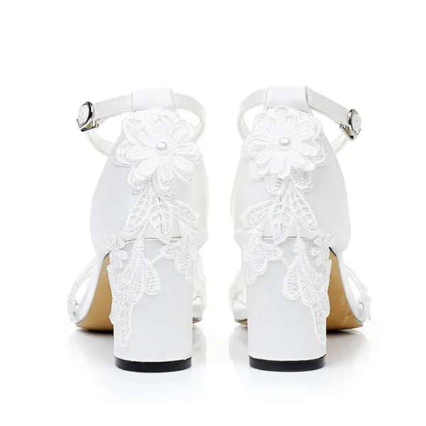 Elegante Weiß Knöchelriemen Spitze Blumen Brautschuhe 2024 7 cm Thick Heels Peeptoes Hochzeit Sandaletten Hochhackige