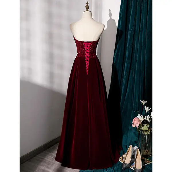 Sjarmerende Burgunder Selskapskjoler Prinsesse 2022 Strapless Uten Ermer Ryggløse Paljetter Suede Lange Polyester Aften Formelle Kjoler