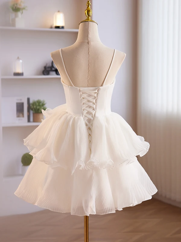 Mode Blanche Volants en Cascade de retour Courte Robe De Graduation 2024 Bretelles Spaghetti Sans Manches Dos Nu