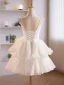 Mode Blanche Volants en Cascade de retour Courte Robe De Graduation 2024 Bretelles Spaghetti Sans Manches Dos Nu