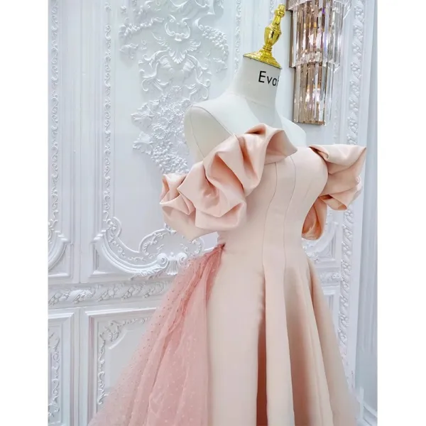 Élégant Rougissant Rose Volants en Cascade Satin Robe De Bal 2024 Princesse Volants De l'épaule Manches Courtes Dos Nu Train De Balayage Robe De Ceremonie