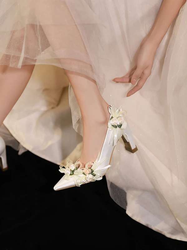 Élégant Blanche Cuir Appliques Chaussure De Mariée 2023 8 cm Talons Épais À Bout Pointu Mariage Escarpins Talons Hauts