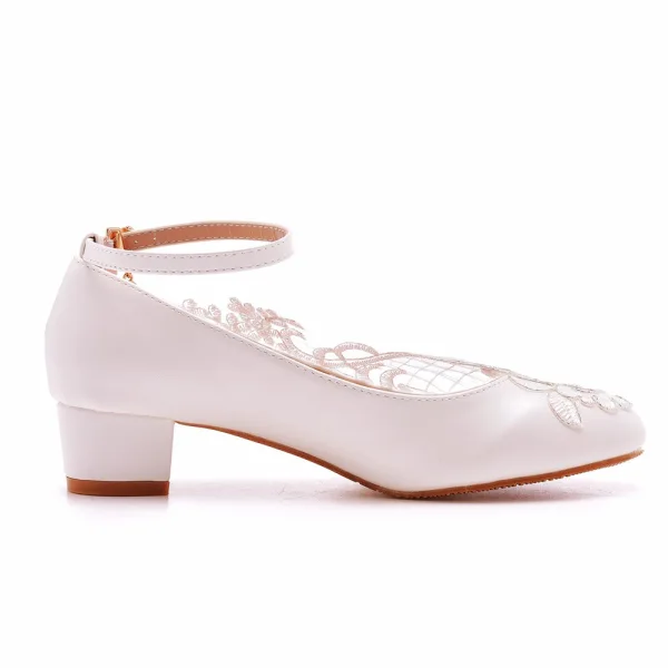 Chic / Belle Blanche Bride Cheville En Dentelle Fleur Talon Bas Chaussure De Mariée 2023 3 cm Talons Épais À Bout Rond Mariage Escarpins