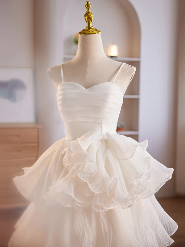 Mode Blanche Volants en Cascade de retour Courte Robe De Graduation 2024 Bretelles Spaghetti Sans Manches Dos Nu