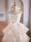 Mode Blanche Volants en Cascade de retour Courte Robe De Graduation 2024 Bretelles Spaghetti Sans Manches Dos Nu