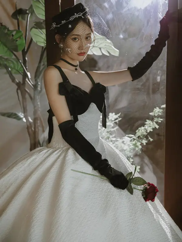 Audrey Hepburn Style Black Prom Dresses 2022 Ball Gown Spaghetti Straps Bow Sleeveless Backless Court Train Prom Formal Dresses