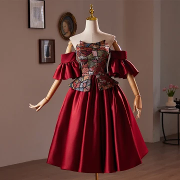 Vintage Originale Bordeaux Brodé De Retour Satin Courte Robe De Graduation 2024 De L Épaule Manches Courtes Dos Nu Robe De Ceremonie
