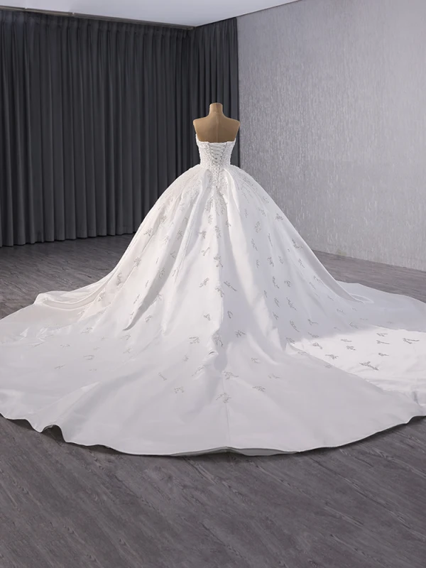 Luxus / Herrlich Weiß Handgefertigt Perlenstickerei Pailletten Satin Brautkleider / Hochzeitskleider 2024 Ballkleid Bandeau Ärmellos Rückenfreies Königliche Schleppe Hochzeit