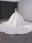 Luxus / Herrlich Weiß Handgefertigt Perlenstickerei Pailletten Satin Brautkleider / Hochzeitskleider 2024 Ballkleid Bandeau Ärmellos Rückenfreies Königliche Schleppe Hochzeit