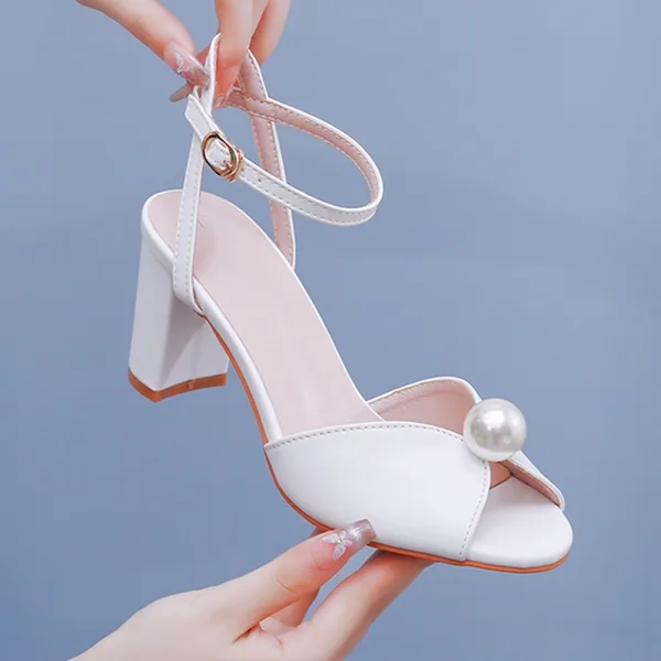 Simple Blanche Perle Chaussure De Mariée 2024 Bride Cheville 7 cm Talons Épais Peep Toes / Bout Ouvert Mariage Sandales