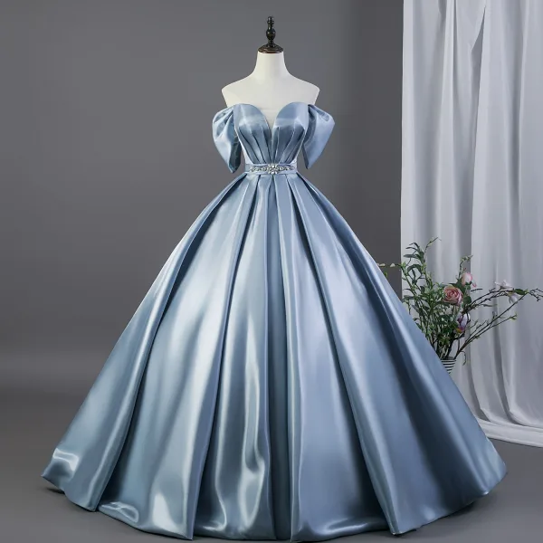 Inspiré Y2K Bleu poudré Faux Diamant Satin Robe De Bal 2026 Robe Boule De l'épaule Manches Courtes Dos Nu Longue