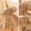 Scintillantes Doré Paillettes Anniversaire Courte Robe Ceremonie Fille 2022 Robe Boule Encolure Dégagée Gonflée Manches Courtes Noeud Robe Ceremonie Fille