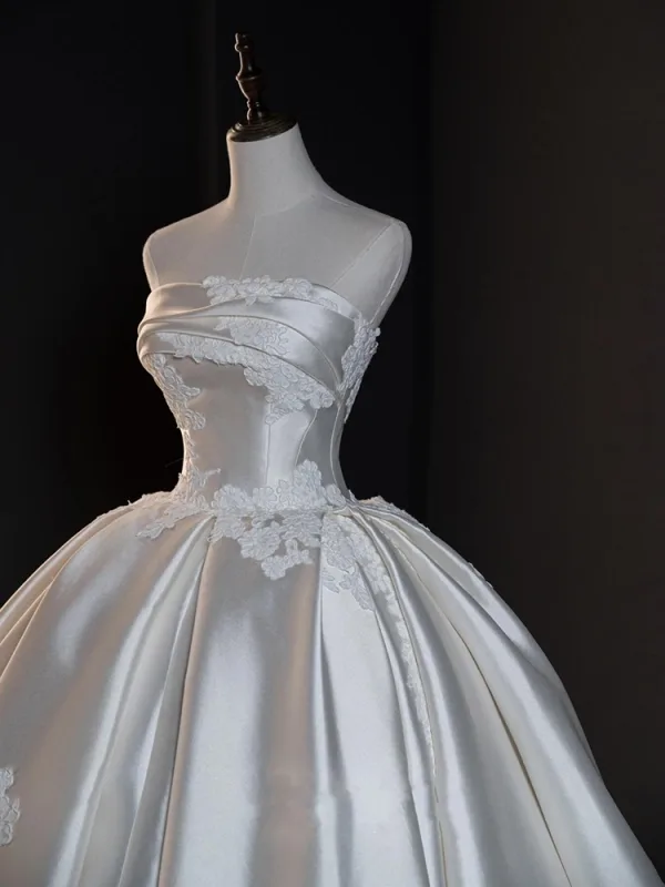 Vintage / Retro White Lace Flower Satin Wedding Dresses 2025 Ball Gown Strapless Sleeveless Backless Court Train Wedding