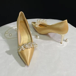 Charmig Guld Satin Pärla Brudskor 2022 Läder 6 Cm Stilettklackar Spetsiga Bröllop Pumps Högklackade