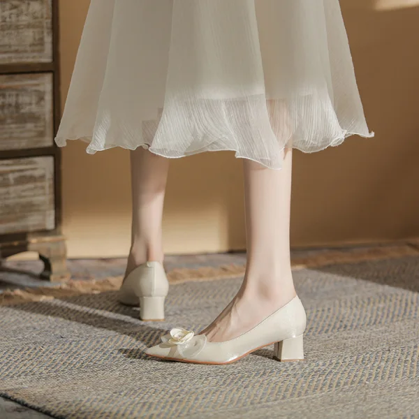 Elegante Ivory / Creme Ball Applikationen Pumps 2023 Satin 5 cm Thick Heels Spitzschuh Pumps Hochhackige