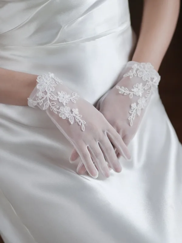 Vintage / Retro White Lace Flower Wedding Bridal Gloves 2025
