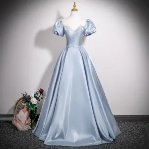 Élégant Bleu Ciel Faux Diamant Satin Robe De Bal 2025 Robe Boule Encolure Dégagée Gonflée Manches Courtes Dos Nu Longue Robe De Ceremonie