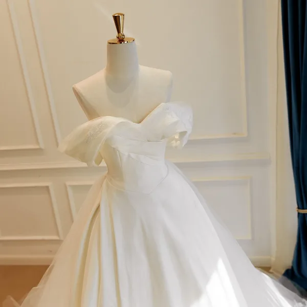 High-end Ivory Lace Flower Satin Wedding Dresses 2026 Ball Gown Strapless Sleeveless Backless Sweep Train