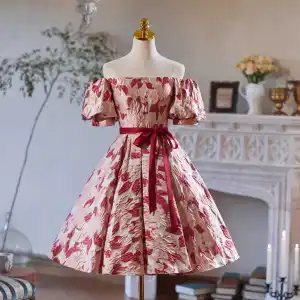 Fine Printing Korte Burgunder Homecoming Graduation Kjoler 2024 Ballkjole Av Skulderen Ryggløse Sløyfe Sash Korte Ermer Formelle Kjoler
