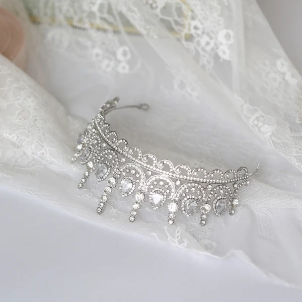 Charmant Zilveren Kristal Rhinestone Huwelijk Tiara 2022 Zirkonium Legering Bruids Haaraccessoires
