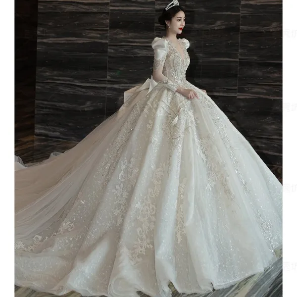 Charmant Blanche Perlage Perle Paillettes Noeud Tomber Hiver Robe De Mariée 2024 Robe Boule V-Cou Manches Longues Dos Nu Chapel Train Mariage