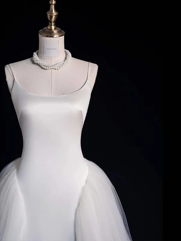 Audrey Hepburn-Stil Weiß Satin Brautkleider / Hochzeitskleider 2023 A Linie Spaghettiträger Ärmellos Rückenfreies Sweep / Pinsel Zug Hochzeit