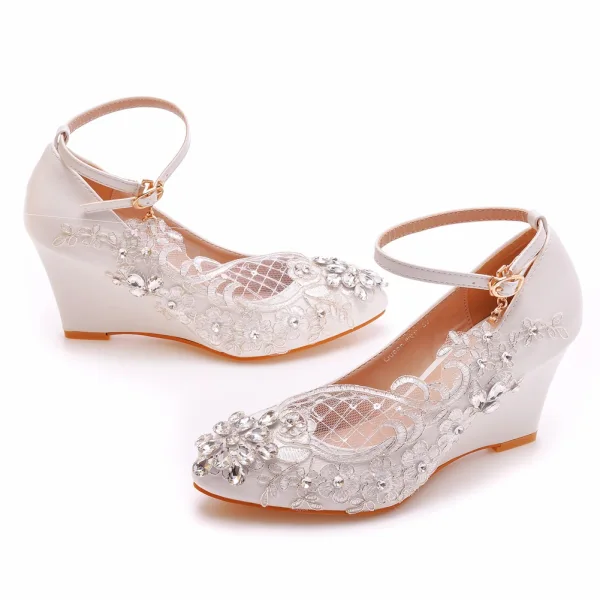 Mode Blanche Faux Diamant Paillettes En Dentelle Fleur Chaussure De Mariée 2023 Bride Cheville 8 cm Compensées À Bout Pointu Mariage Bottes