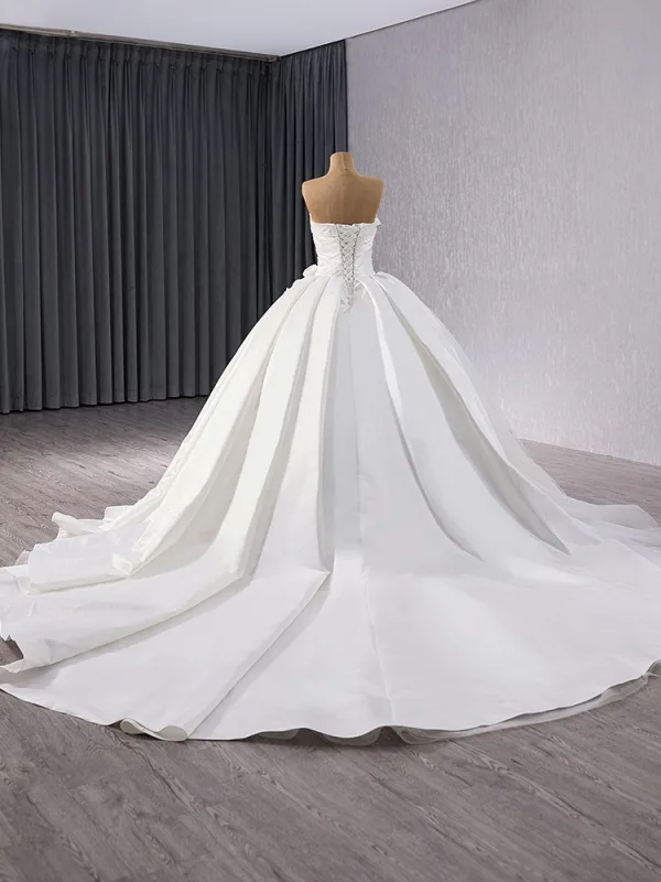 Schlicht Weiß Perlenstickerei Pailletten Satin Brautkleider / Hochzeitskleider 2024 Ballkleid Bandeau Ärmellos Rückenfreies Königliche Schleppe Hochzeit