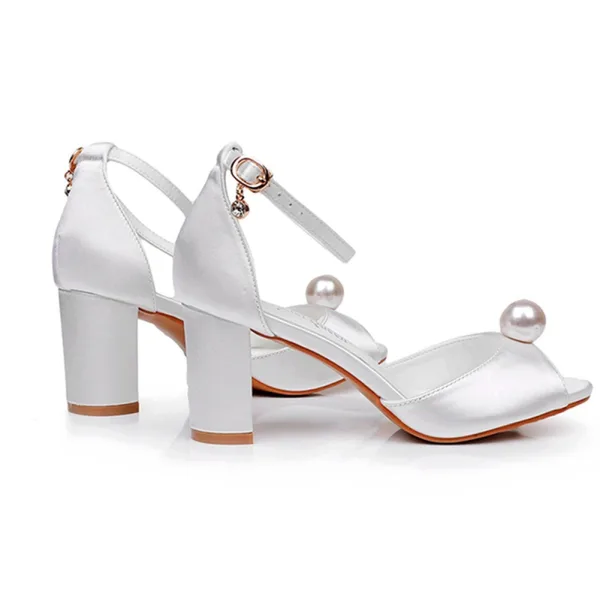 Élégant Blanche Perle Chaussure De Mariée 2024 Bride Cheville 7 cm Talons Épais Peep Toes / Bout Ouvert Mariage Sandales Talons Hauts