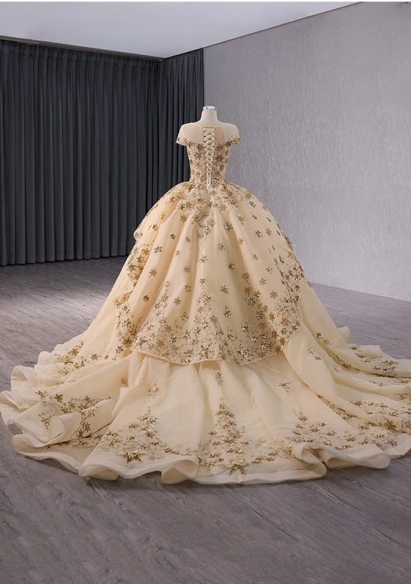 Luxus / Herrlich Gold Handgefertigt Pailletten Spitze Star Ballkleider 2024 Ballkleid Rundhalsausschnitt Kurze Ärmel Kapelle-Schleppe Ball Festliche Kleider