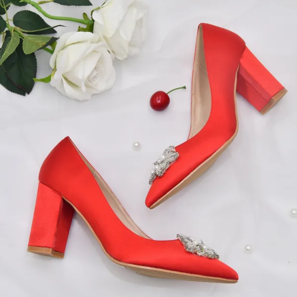 Élégant Rouge Perle Faux Diamant Satin Chaussure De Mariée 2022 Mariage 8 cm Talons Épais À Bout Pointu Escarpins Talons Hauts