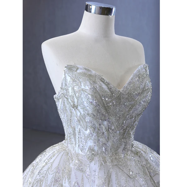 Luxus / Herrlich Charmant Weiß Glanz Perlenstickerei Pailletten Brautkleider / Hochzeitskleider 2023 Ballkleid Bandeau Ärmellos Rückenfreies Hof-Schleppe Hochzeit