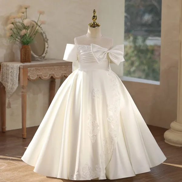Elegante Ivory / Creme Satin Schleife Hochzeit Blumenmädchenkleider 2026 Ballkleid Rundhalsausschnitt Kurze Ärmel Rückenfreies Lange