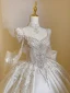 Vintage / Originale Ivoire Perlage Faux Diamant Paillettes Satin Robe De Mariée 2024 Robe Boule Encolure Carrée Manches Longues Dos Nu Noeud Tribunal Train Mariage