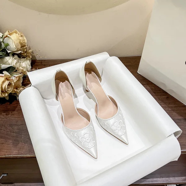 Elegante Weiß Satin Stickerei Brautschuhe 2024 Knöchelriemen Schleife 8 cm Stilettos Spitzschuh Hochzeit Sandaletten Hochhackige