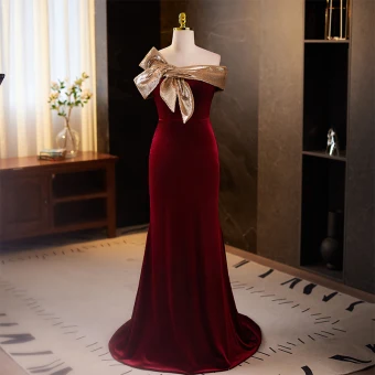 Charming Burgundy Velvet Prom Dresses 2023 Trumpet Mermaid One Shoulder Bow Sleeveless Backless Sweep Train Prom Formal Dresses