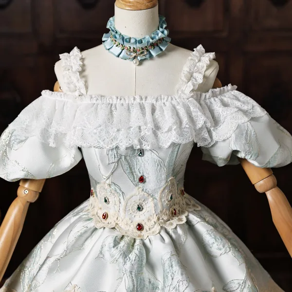 Médiévale Vintage / Originale Bleu Ciel Faux Diamant En Dentelle Fleur Volants en Cascade Robe De Bal 2026 Robe Boule Bretelles Spaghetti Gonflée Manches Courtes Dos Nu Longue
