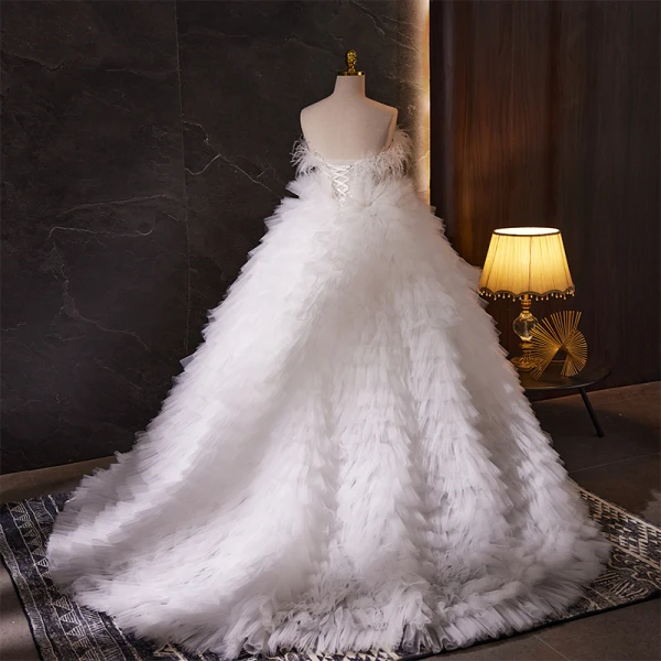 Fashion White Tassel Cascading Ruffles Wedding Dresses 2023 Ball Gown Strapless Pearl Sleeveless Backless Court Train Wedding