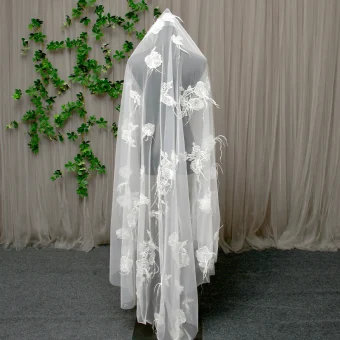 Chic Beautiful White Lace Flower Feather Wedding Veils 2024 2 M Tulle Sweep Train Wedding
