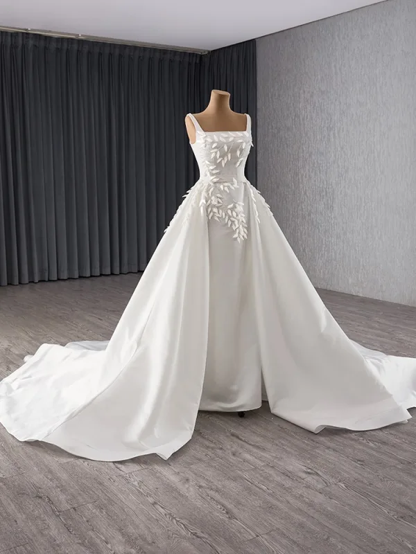 Haut de Gamme Blanche Paillettes Fleur Satin Robe De Mariée 2024 Trompette / Sirène Encolure Carrée Sans Manches Dos Nu Chapel Train Mariage