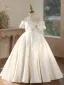 Elegante Ivory / Creme Satin Schleife Hochzeit Blumenmädchenkleider 2026 Ballkleid Rundhalsausschnitt Kurze Ärmel Rückenfreies Lange
