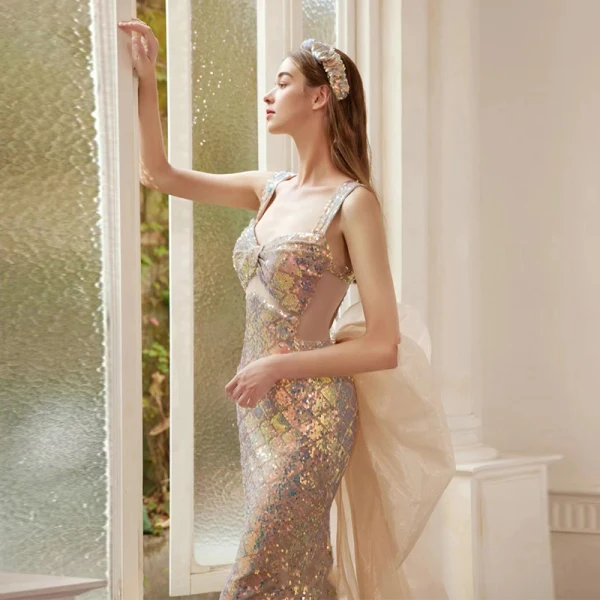 Sexy Champagne Paillettes Robe De Soirée 2022 Trompette / Sirène Satin Bretelles Spaghetti Sans Manches Dos Nu Noeud Tribunal Train Soirée Robe De Ceremonie