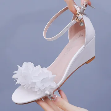 Mooie Prachtige Witte Appliques Bruidsschoenen 2024 Enkelband 6 Cm Sleehakken Peep Toe Huwelijk Sandalen Hoge Hakken
