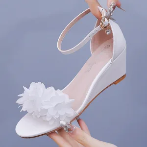 Schöne Weiß Applikationen Brautschuhe 2024 Knöchelriemen 6 Cm Keilabsatz Peeptoes Hochzeit Sandaletten Hochhackige