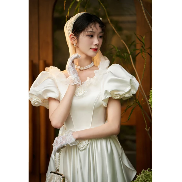 Vintage Weiß Satin Brautkleider / Hochzeitskleider 2023 A Linie V-Ausschnitt Geschwollenes Kurze Ärmel Rückenfreies Sweep / Pinsel Zug Hochzeit